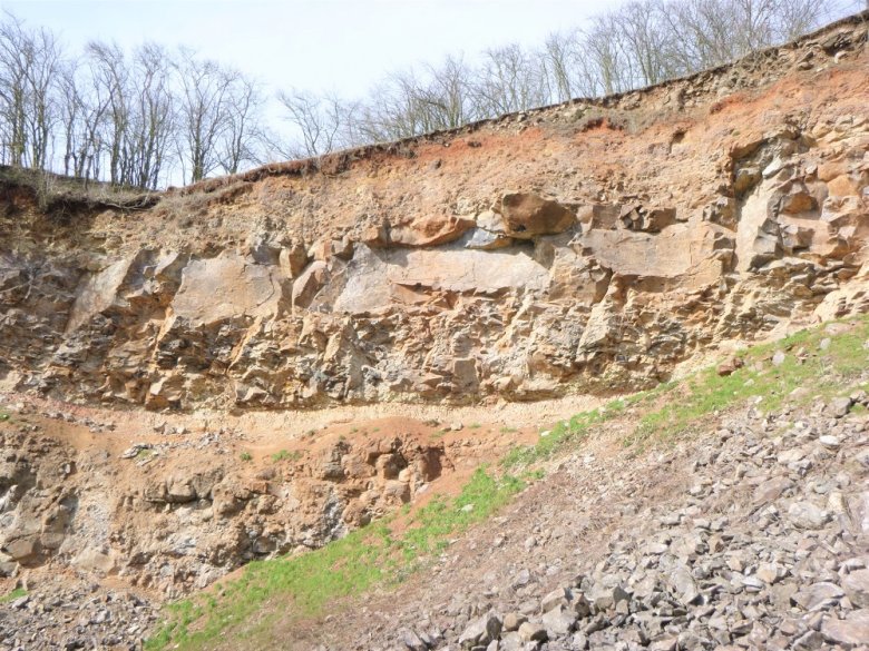 Foto: Steinbruch mit Tuffschicht zwischen Basalten