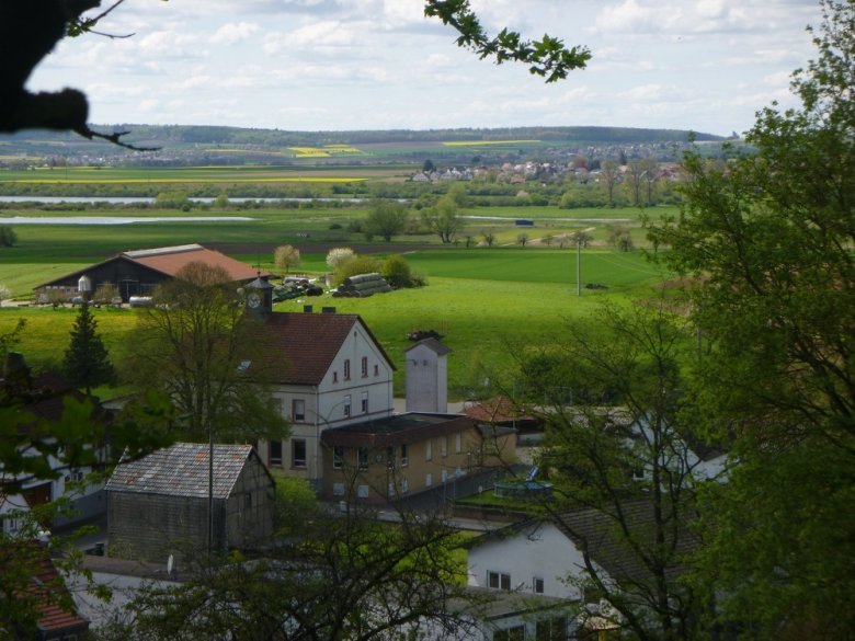 Foto: Blick zum Dorfgemeinschaftshaus und in die Aue