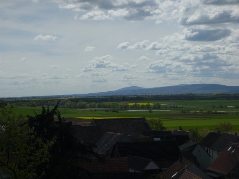 Foto: Taunus und Friedberg näher