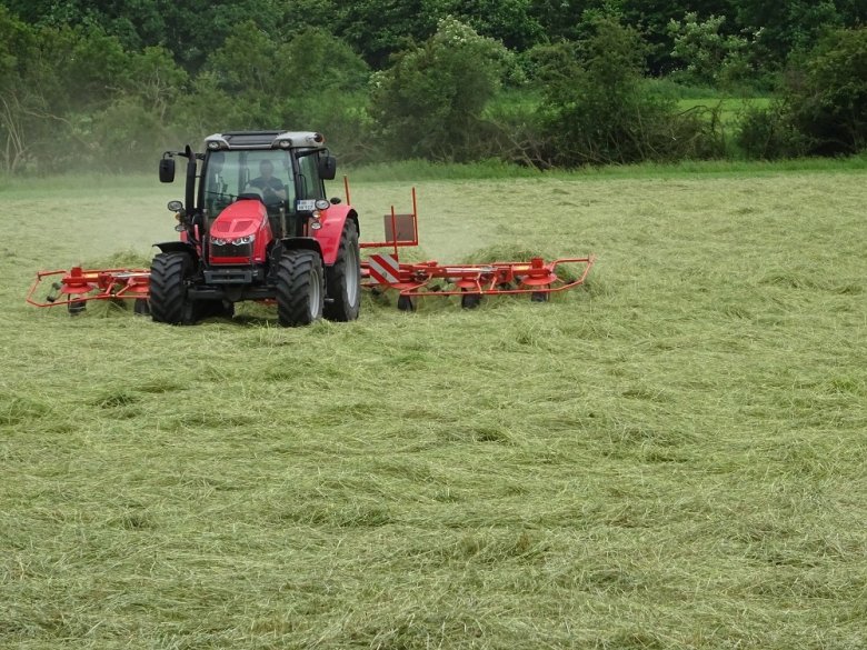Foto: Traktor wendet das geschnittene Gras