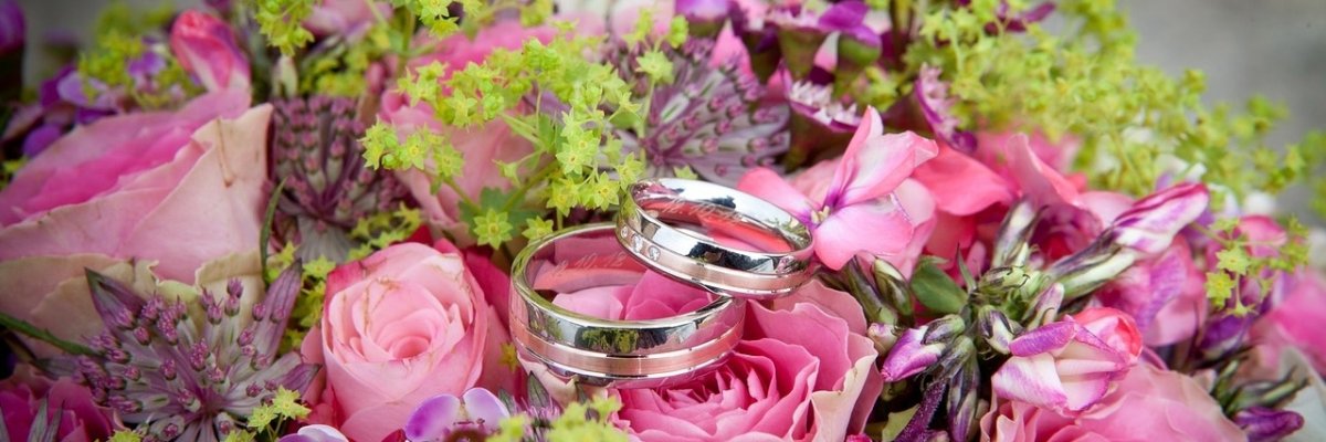 Foto Blumen und Trauringe